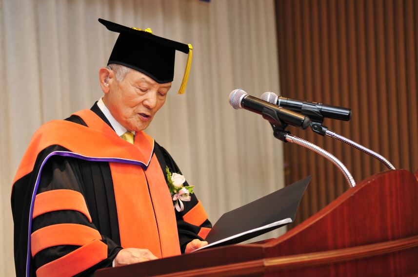 Chairman Mr. Jae-hyung Jung Received An Honorary Doctorate (May 27th, 2013)